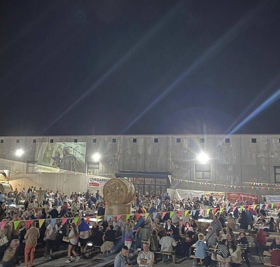 Due serate all'aperto — la braciata sotto le stelle, folla e luci della festa